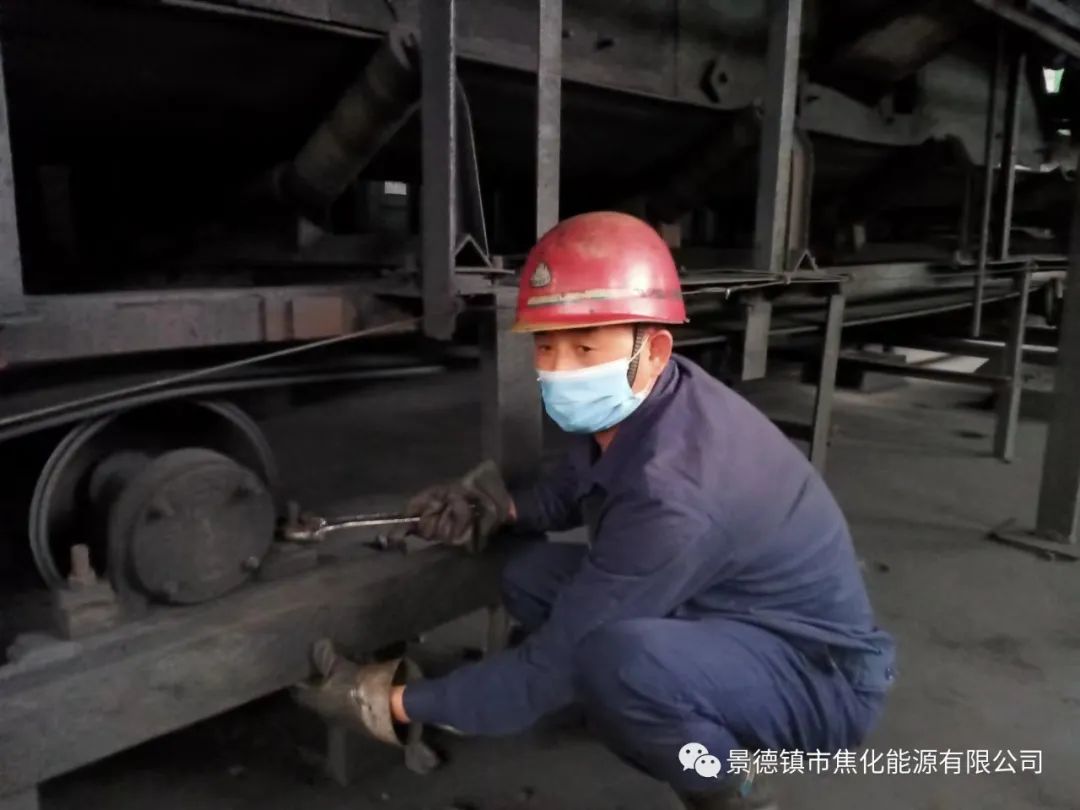 “老線這邊人手不夠，你們那邊有誰可以過來支援？”“好的，我馬上來?！甭牭竭@個消息時，羅國安剛剛結(jié)束新線的維修工作，但他二話不說，立即拿起維修包，投入到老線的維修工作當中。每天工作10小時以上已經(jīng)成為抗疫期間的常態(tài)，雖然身體很疲憊，但是他沒有任何怨言，“確實很辛苦、很累，但現(xiàn)在正是特殊時期，只有保障公司生產(chǎn)經(jīng)營“不斷檔”，我們生活才能“不斷線”，恰恰我所在的運輸廠就是承擔著焦炭煤炭運輸?shù)闹匾氊?，所以我更應該恪盡職守，保障好這些設備的穩(wěn)定運行?！?jpg
